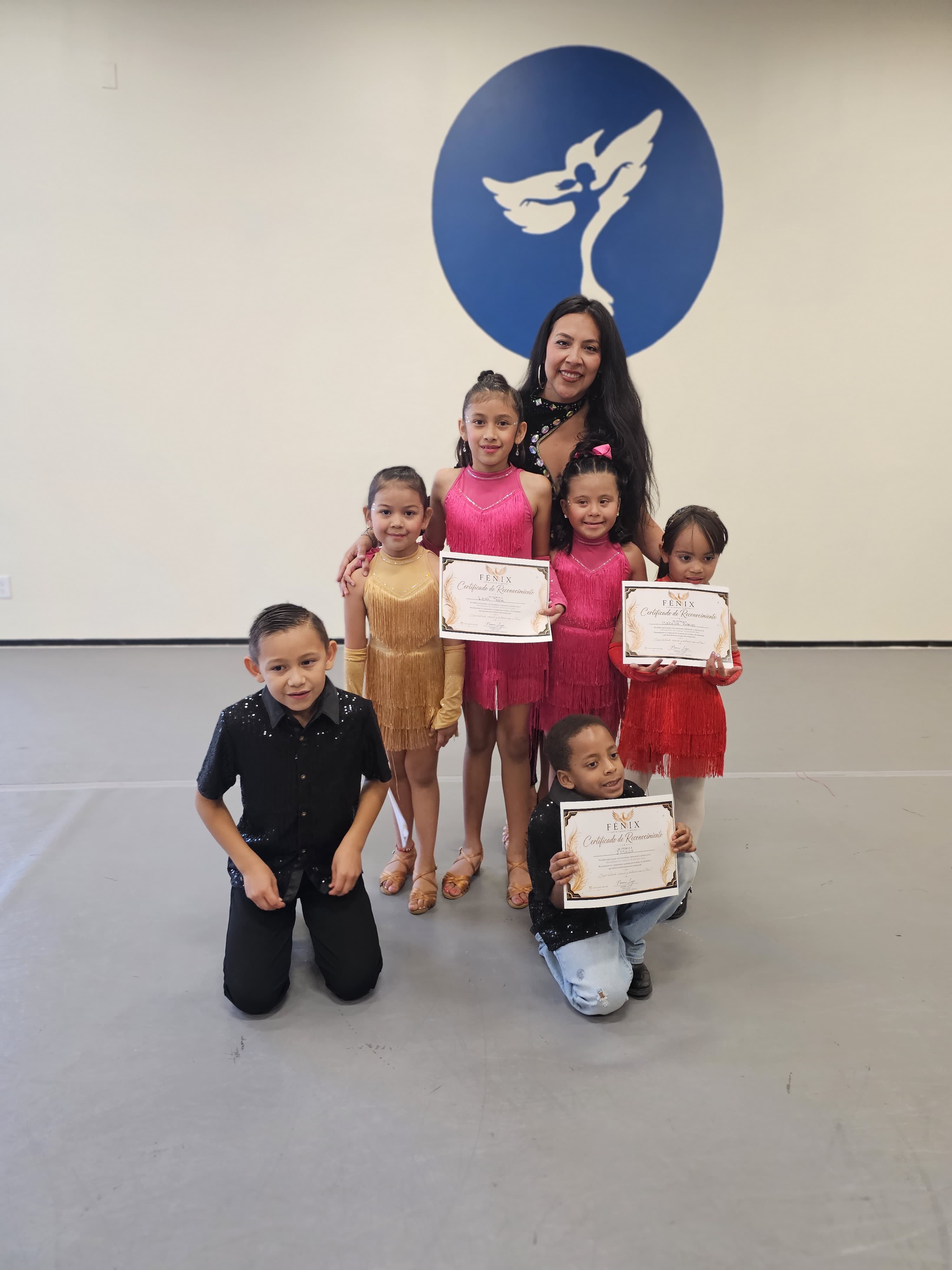 FÉNIX kids celebrating after their recital with Noe Lugo
