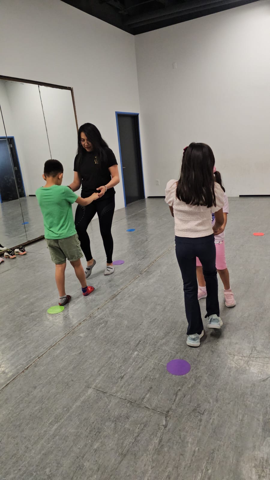 Noe Lugo teaching partnerwork during a FÉNIX Kids class