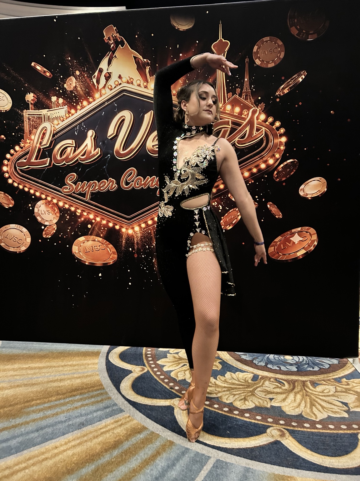 FÉNIX Ladies dancer posing at the Las Vegas congress